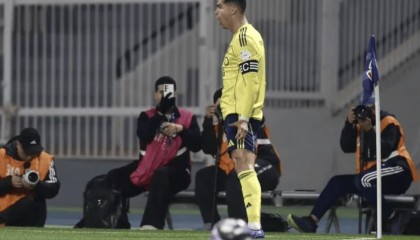 开云平台-“住在越位线上” 40岁C罗用5越位拼来1进球 球迷嘲讽：就等吃饼