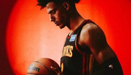 “问题少年”成一哥！1数据历史第一 他让老鹰甘心送走东部库里|约翰逊|斯蒂芬·库里|亚特兰大老鹰队|约翰-科林斯|乔-约翰逊_新浪体育_新浪新闻